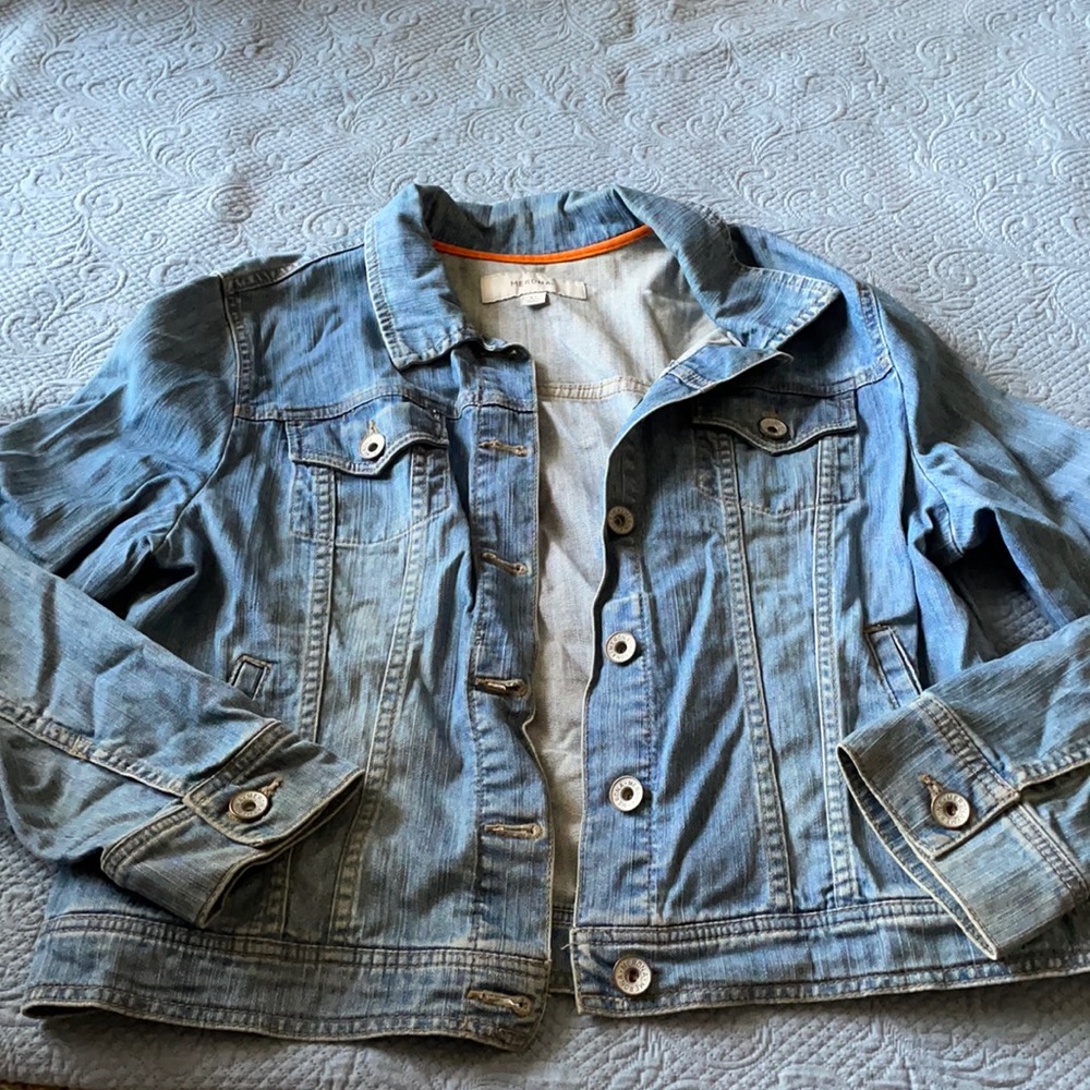 Jean jacket with buttons